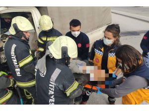 Refüje Çarpan Kamyonetteki 2 Kişi Sıkıştı