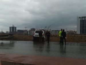 Kontrolden Çıkan Araç Banketten Düşerek Asılı Kaldı
