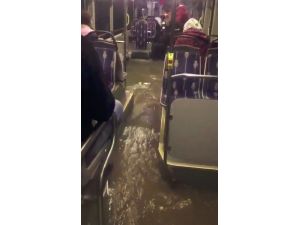 Antalya’da araç sürücülerinin kısıtlama öncesi suyla dolu yol imtihanı