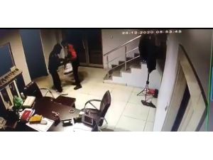 Girdikleri İş Yerinin Işıklarını Yakarak Soydular