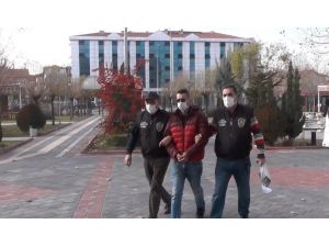 Kendilerini Polis Olarak Tanıttılar, ‘Vatan’ Parolasıyla Kapıyı Açmasını İstedikleri Kadını Dolandırdılar