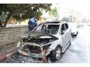 Antalya’da öğretmeni uykusundan uyandıran araç yangını