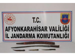 Tarih Eser Olan Kılıç Ve Hançerleri Satamadan Jandarmaya Yakalandı