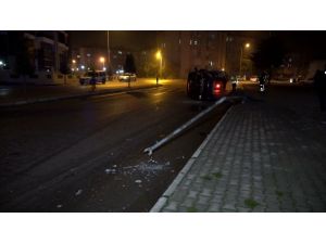 Elektrik Direğine Çarpan Minibüs Yan Yattı: 1 Yaralı
