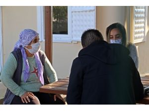 Antalya’da pes dedirten kapkaç: Para dolu cüzdanı bıraktı, iğneleri alıp kaçtı