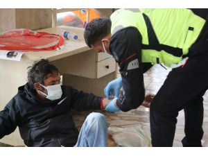 Yeni yıla sokakta uyuyarak giren evsiz vatandaşa polis sahip çıktı