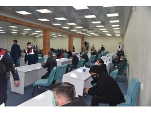 Kepçeyle Duvarı Yıkılarak Girilen Binada 89 Kişi Kumar Oynarken Yakalandı