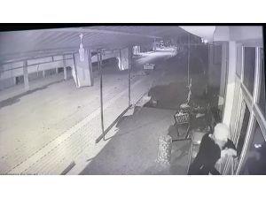 Kapıyı Açmak İsteyen Hırsız Camın Kırılmasıyla Paniğe Kapılınca Diğer Camları Da Kırdı