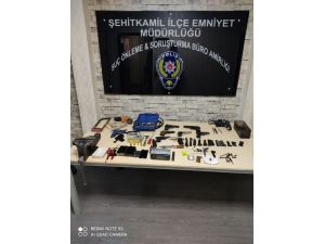 Evini Silah Atölyesine Çevirdi