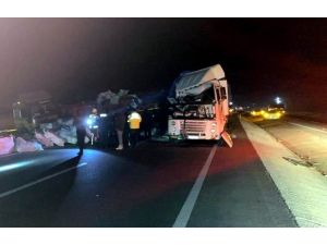 Tır Park Halindeki Tıra Çarptı: 2 Yaralı