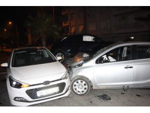 Üç aracın birbirine girdiği kazada kimsenin burnu kanamadı