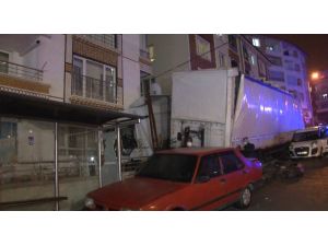 Ankara’da Freni Patlayan Tır 11 Aracı Biçip Evin Duvarına Çarptı: 1 Yaralı