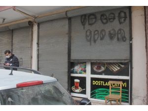 Kahvehaneye "Sosyal Mesafeye Uyalım" Uyarısı Asıp Kumar Oynadılar