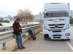 Kesintisiz 8 saat yol yapan tır şoförü uçuruma yuvarlanmaktan bariyerler sayesinde kurtuldu