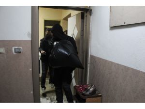Kapının Önüne Çocuk Ayakkabısı Koyup Ev Süsü Verilen Yerde Kumar Oynayanlara Baskın
