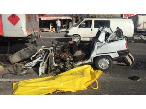 Tankere Çarpan Otomobilin Sürücüsü Hayatını Kaybetti