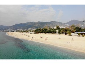 Alanya’da kısıtlamadan muaf turistler plajları doldurdu