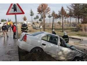 Aynı Yöne Seyir Halindeki Kamyonet İle Otomobil Çarpıştı: 1 Yaralı