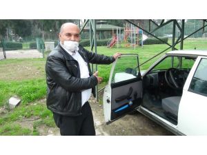 Pes etmediler çalıştıramadıkları otomobili iterek çalmaya çalıştılar