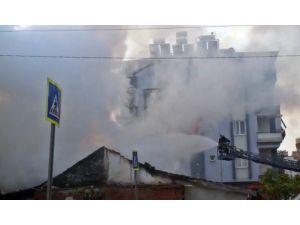 Kentsel dönüşüme hazırlanan gecekondudaki yangın korkuttu