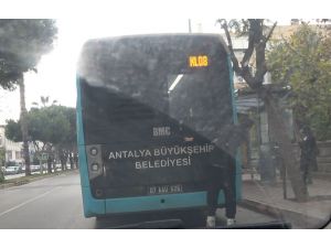 Otobüsün arkasına takılan patenli genç şoförün elinden zor kurtuldu
