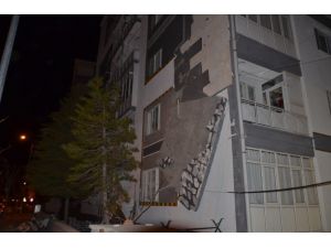 Fırtına Apartmanın Dış Cephe Kaplamasını Söktü