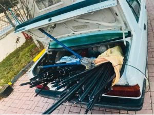 Otomobillerinde 230 Metre Uzunluğunda Çalıntı Telefon Kablolarıyla Yakalandılar