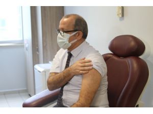 Antalya’da korona virüs aşısının ilk dozu İl Sağlık Müdürüne yapıldı