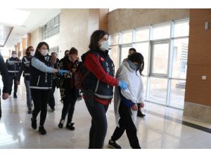 Antalya’da ‘altın kızlardan’1 milyon TL’lik vurgun