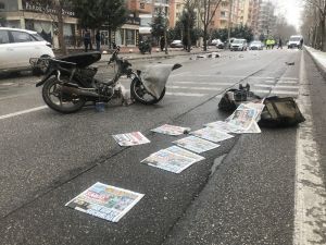 Otomobilin Çarptığı Gazete Dağıtıcısı Hayatını Kaybetti