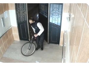 Bisiklet Hırsızının Kameralara Yansıyan Rahat Tavırları Pes Dedirtti