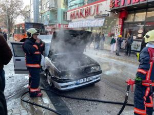 Ankara’da Alev Alan Park Halindeki Araç Yandı