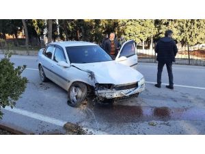 Sürücüsünün Hakimiyetini Kaybettiği Otomobil Refüje Çıktı