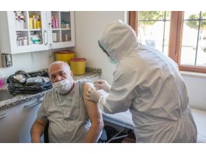Kepez’de huzurevi sakinlerine Covid aşısı