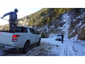 Buzlanan Taşatan Yolu’nda tuzlama yapıldı