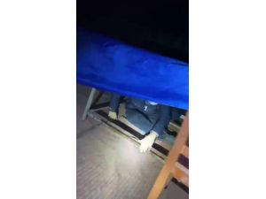 Kumar Baskınında Polisi Görünce Masanın Altında Saklandı