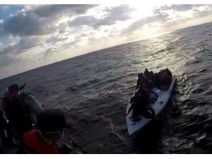 Mersin’de Su Alan Teknedeki 16 Göçmen Kurtarıldı