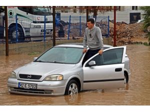 Antalya’da yollar göle döndü, sürücüler mahsur kaldı