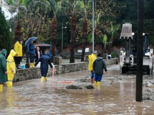 Kemer Belediyesi fırtınadan etkilenen vatandaşların yardımına koştu