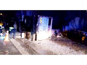 Kereste Yüklü Kamyon Devrildi, Tonlarca Kereste Araziye Savruldu