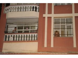 2 Katlı Müstakil Evdeki Odunluk Yandı, Vatandaşlar Evlerinin Balkonuna Çıkarak Kurtarılmayı Bekledi
