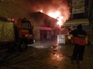 Bolvadin’de Çıkan Yangında 10 İş Yeri Alevlere Teslim Oldu