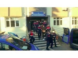 İş ve bol para vaadiyle kandırdıkları kadınları fuhuşa sürükleyen çete çökertildi
