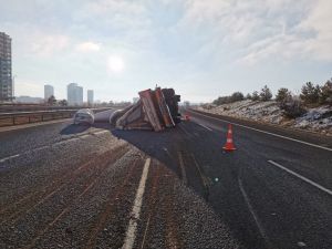 Başkent’te Tır Devrildi, 1 Kişi Yaralandı