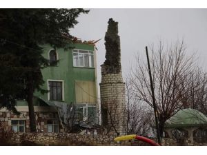 Yıldırım Düşen Caminin Minaresi Yıkıldı