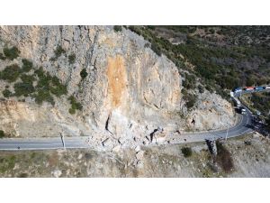 Antalya-Mersin karayolu heyelan nedeniyle trafiğe kapandı