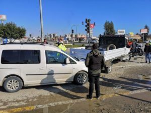 Mersin’de Kavşaktaki Kazada 4 Araç Birbirine Girdi: 1 Yaralı