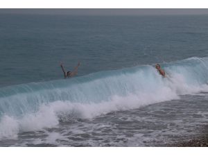 Rus turistlerin deniz aşkına sağanak yağış da engel olamadı