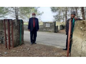 Mezarlık Kapılarını Çalan Hırsızlar Köylüleri İsyan Ettirdi