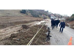 Şiddetli Yağış Asfalt Yolda Çökmeye Neden Oldu